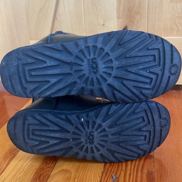 Ugg classic short black leather boot - Picture 4 of 5